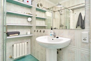 Dusche, Haartrockner, Handtücher