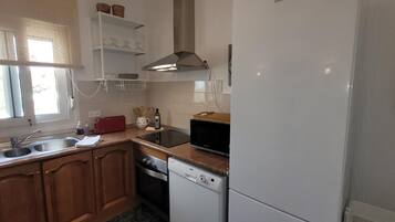 Frigorífico, microondas, horno y placa de cocina