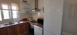 Een koelkast, een magnetron, een oven, een kookplaat