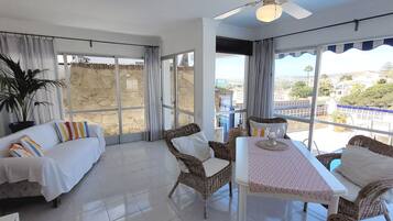 Een televisie, een open haard en een stereo