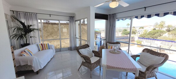 Een televisie, een open haard en een stereo