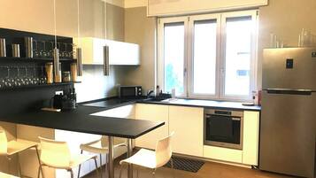 Frigorifero, microonde, forno, piano cottura