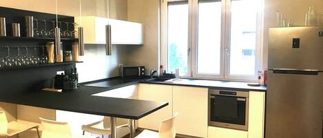 Kühlschrank, Mikrowelle, Ofen, Herdplatte