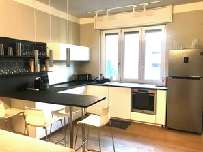 Frigorifero, microonde, forno, piano cottura