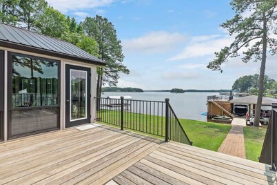 5 Bdrm, 12 Bed w/ Stunning Waterfront Views on LKG