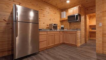 Kjøleskap, mikrobølgeovn, kaffetrakter/tekoker og kjøkkenutstyr