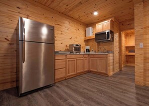 Refrigerador, microondas, cafetera y tetera y utensilios de cocina 