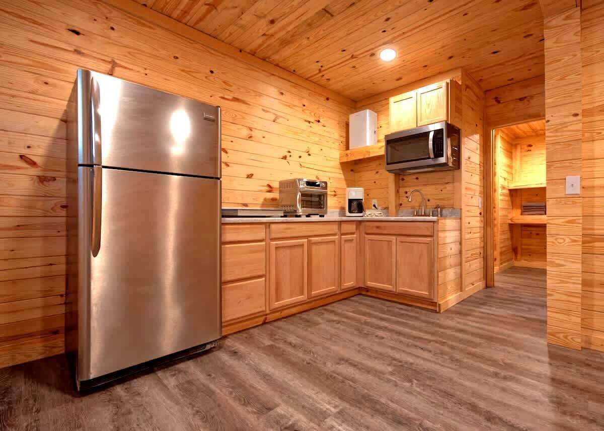 Kühlschrank, Mikrowelle, Wasserkocher mit Kaffee-/Teezubehör