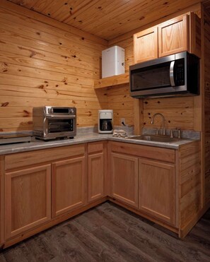 Kühlschrank, Mikrowelle, Wasserkocher mit Kaffee-/Teezubehör