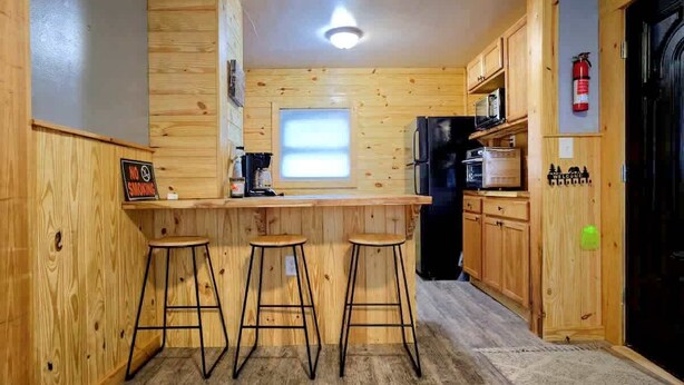 Kaffetrakter/tekoker, kjøleskap, mikrobølgeovn og kjøkkenutstyr