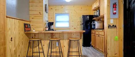 Cafetière-théière, réfrigérateur, four à micro-ondes