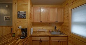 Jääkaappi, mikroaaltouuni, liesi, astianpesukone