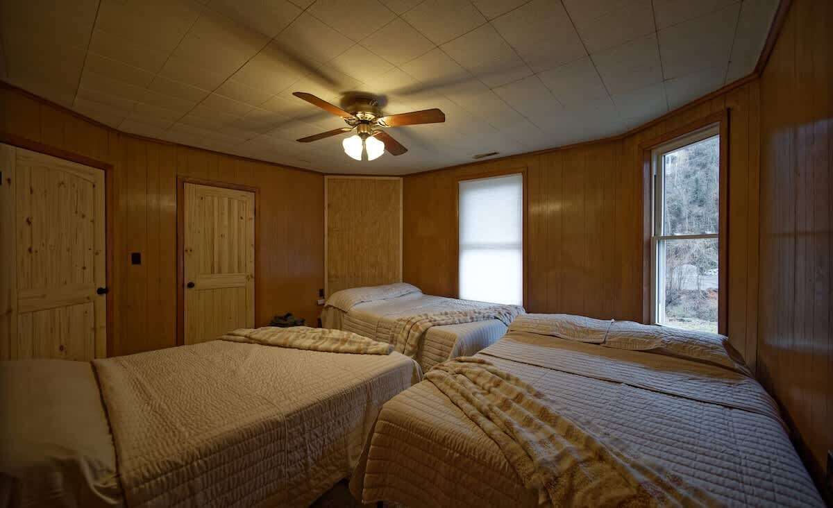 7 bedrooms, WiFi, bed sheets