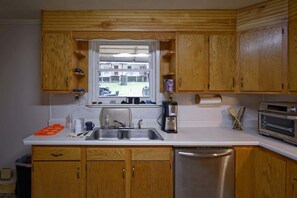 ثلاجة، ميكروويف، موقد طهي مسطح، غسالة أطباق