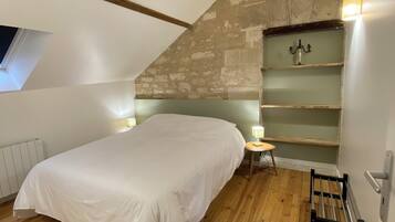 9 chambres, bureau, fer et planche Ă repasser, lit parapluie