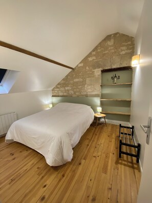 9 habitaciones, escritorio y tabla de planchar con plancha 