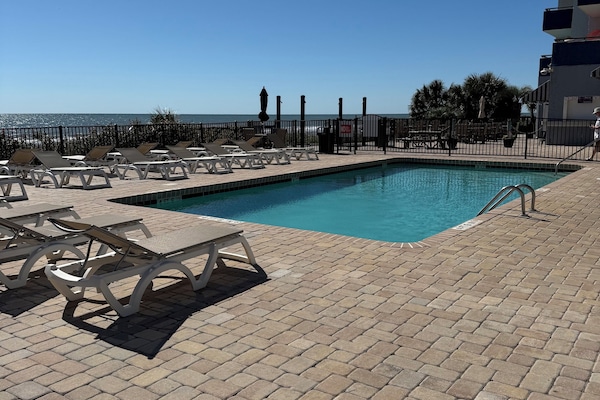 Innendørsbasseng og utendørsbasseng