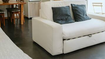 Een televisie en een tafeltennistafel