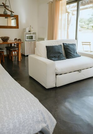 Una televisión, una mesa de tenis de mesa