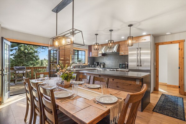 Réfrigérateur, four à micro-ondes, un four, surface de cuisson