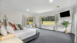 4 bedrooms, iron/ironing board, free WiFi, bed sheets
