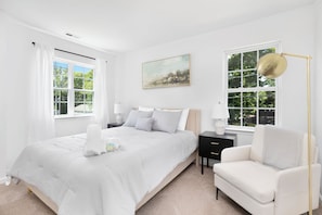 4 bedrooms, iron/ironing board, WiFi, bed sheets - Stylish Queen City Getaway in Camp North End (Charlotte)