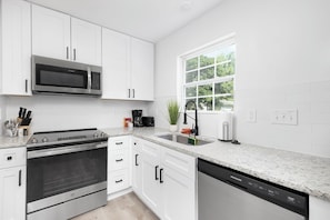 Microwave, oven, stovetop, dishwasher - Stylish Queen City Getaway in Camp North End (Charlotte)