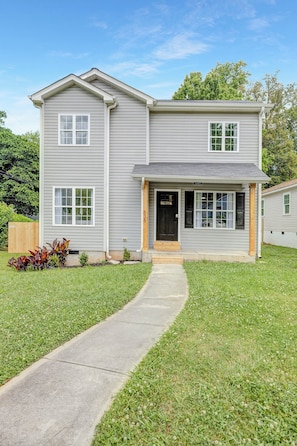 Exterior - Stylish Queen City Getaway in Camp North End (Charlotte)