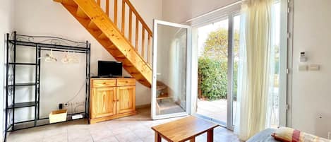 1 bedroom, internet, bed sheets