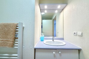 Shower, hair dryer, towels - Les Deux Terrasses, 6 guests, Pool in Calvisson (Calvisson)