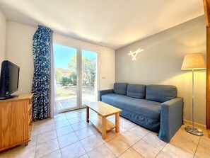 Una televisión, una mesa de tenis de mesa