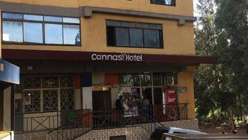 Un edificio con un letrero que dice "Cannas Hotel" en la entrada.