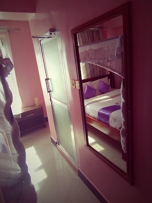 Tomannsrom – deluxe, byutsikt | Wi-fi (inkludert) og sengetøy