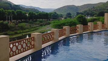 Executive Room | Desk, free WiFi