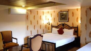 Superior-Doppelzimmer, Bergblick | Schreibtisch, kostenloses WLAN