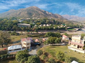 Quartiere residenziale con case e un’ampia montagna sullo sfondo.