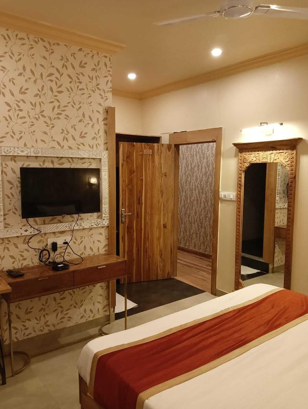 Deluxe Room | Desk, free WiFi