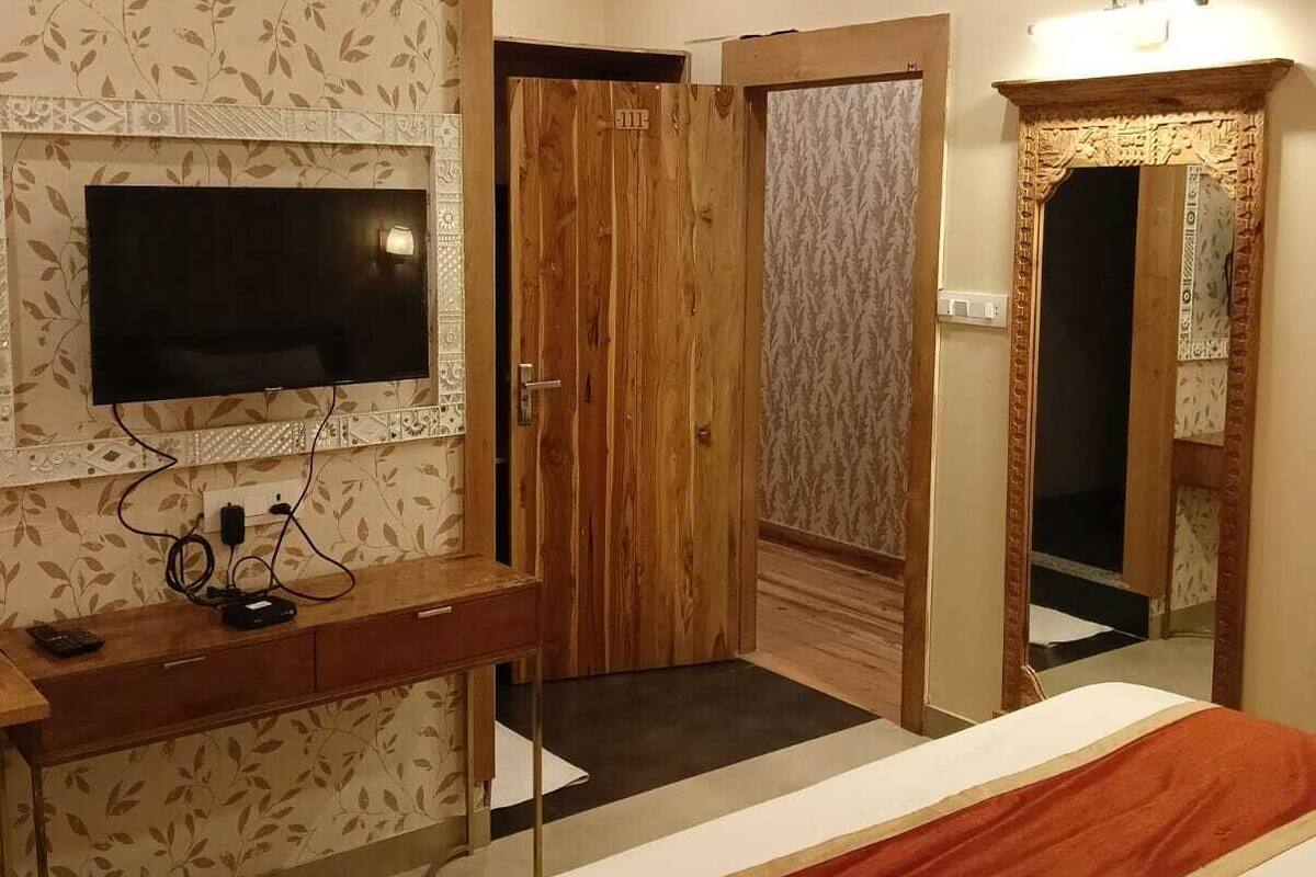 Deluxe Room | Desk, WiFi (free)