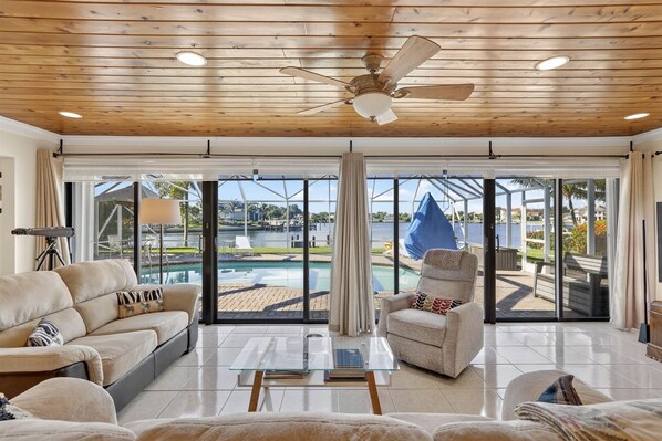 Smart TV, fireplace, books, stereo