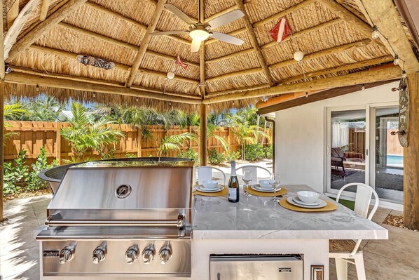 Outdoor dining - LUXE Villa 2mi BEACH+BOAT Rental+HTD POOL+SPA! (Fort Lauderdale)