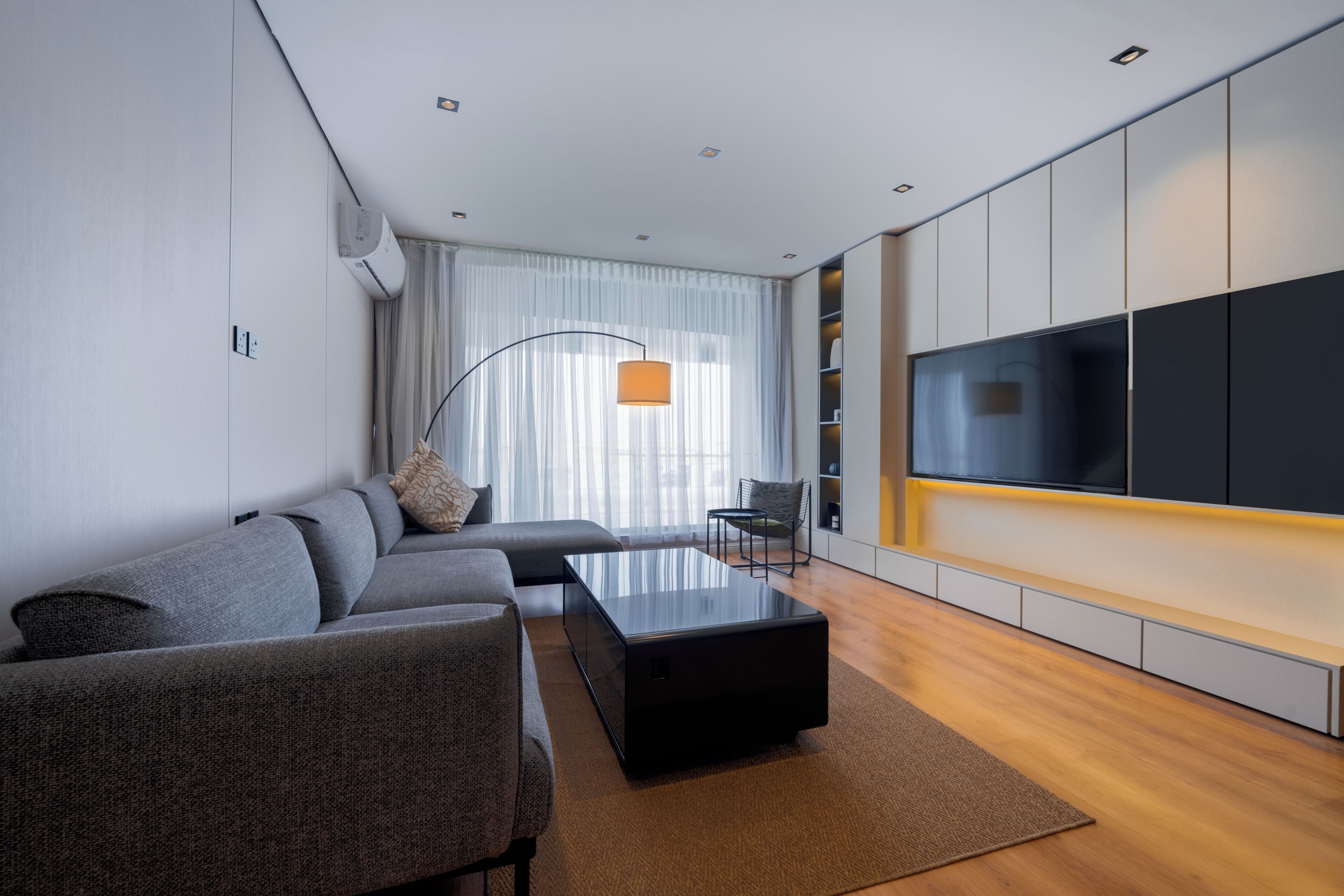 Deluxe Suite, City View | Private kitchen | Mini-fridge