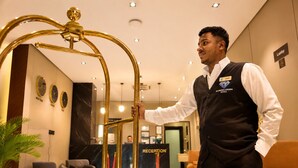 Ein Hotel-Empfangsbereich mit Empfangsschalter, Concierge-Stand und einem Empfangsportal.