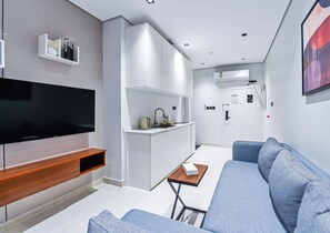 Deluxe Suite, City View | Private kitchen | Mini-fridge