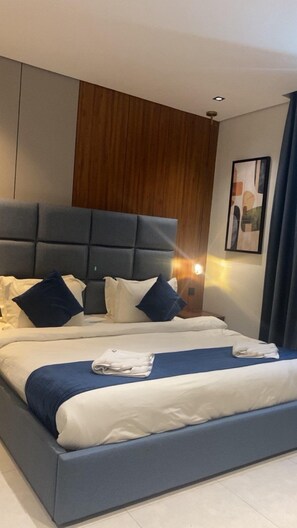 Quarto casal luxo, vista para a cidade | Ferros/tábuas de passar roupa, Wi-Fi de cortesia