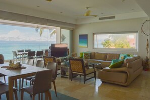 Fernseher, Tischfußball, Tischtennisplatte