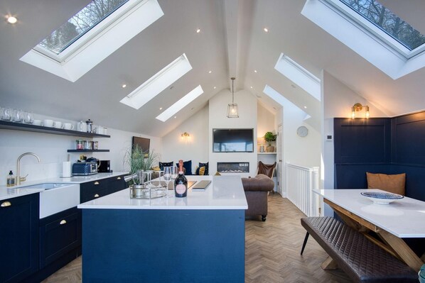 Four Ă micro-ondes, un four, chaise haute