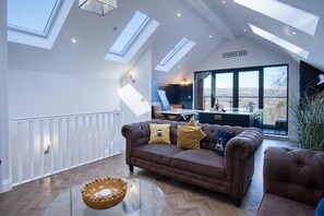 29-inch TV with digital channels - Ty Alice - 3 Bedroom Cottage - Bayview Oxwich (Swansea)