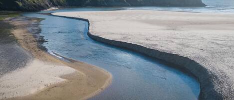 Trên bãi biển, lặn có bình dưỡng khí, lướt ván buồm