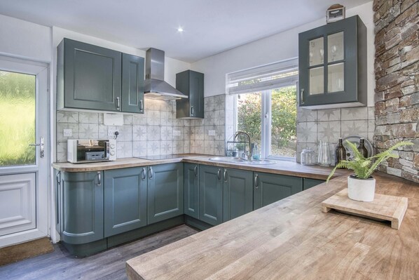 House (3 Bedrooms) | Private kitchen | Microwave, oven