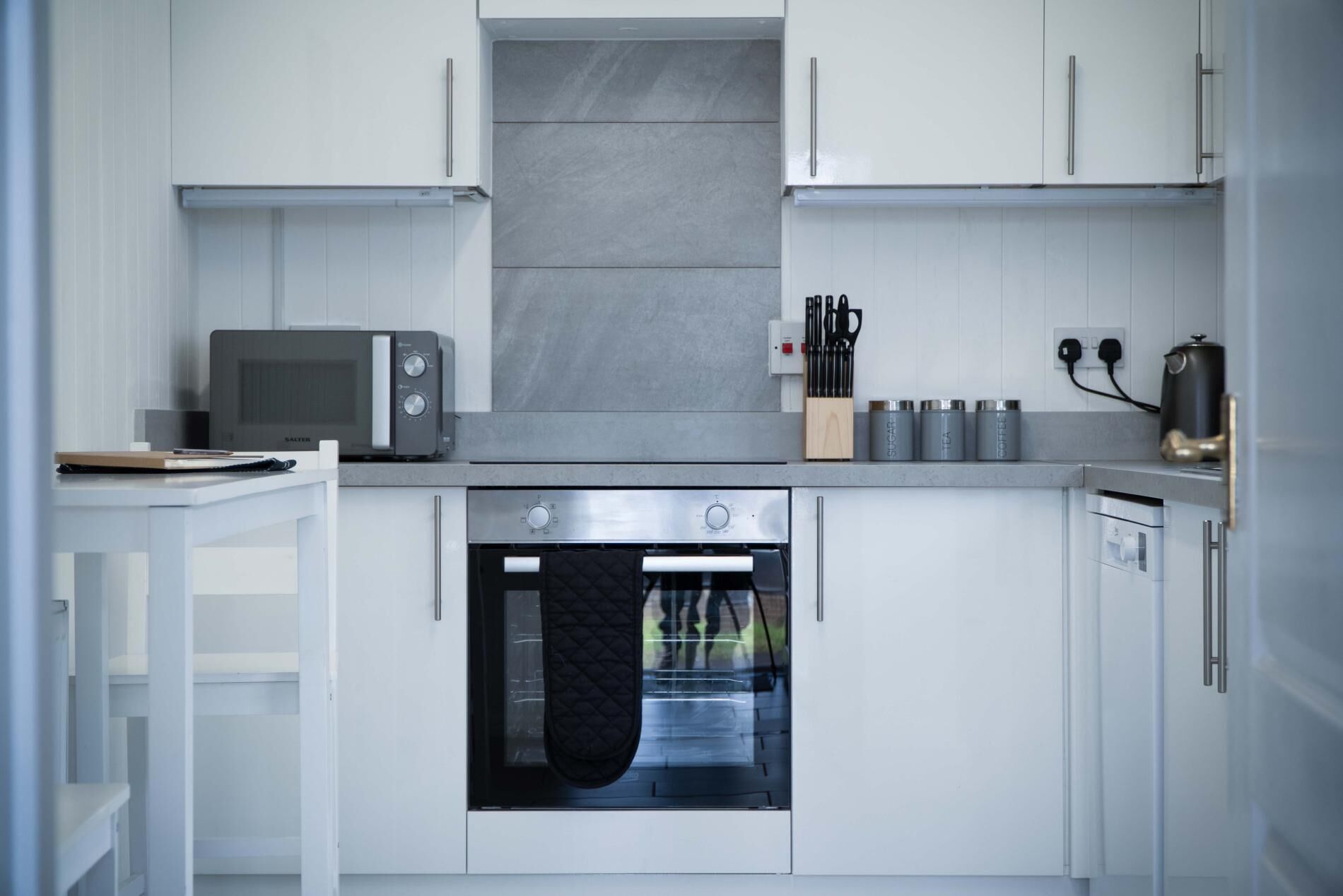 House (3 Bedrooms) | Private kitchen | Microwave, oven